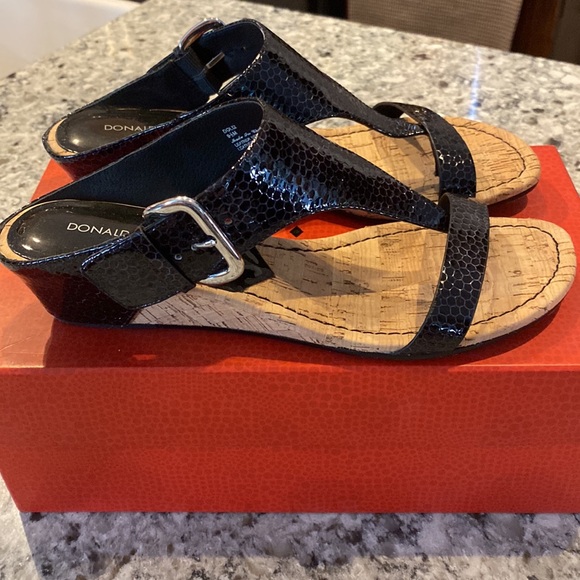 EUC Donald Pliner “Doli2-UX” in black textured pearls Ed patent leather. US 9.5 - Picture 2 of 5